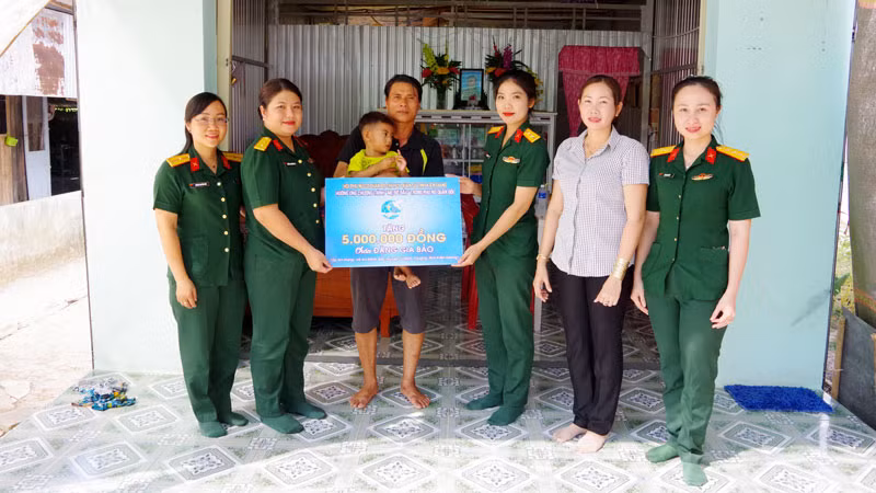 Hội Phụ nữ Bộ Chỉ huy Quân sự tỉnh Kiên Giang trao 5 triệu đồng cho bé Đặng Gia Bảo (mồ côi mẹ do ảnh hưởng của dịch Covid-19) nằm trong chương trình “Mẹ đỡ đầu”.