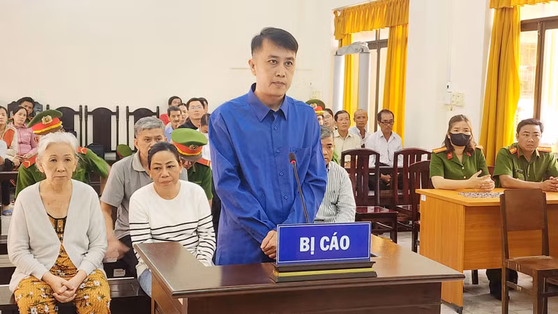 Bị cáo Trần Thanh Phong là bảo vệ, nhưng là người chủ mưu trong vụ án bị tuyên phạt mức án cao nhất là 13 năm tù. (Ảnh: VĂN VŨ)