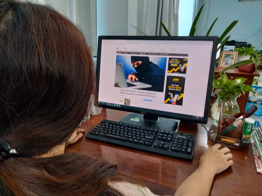 Các đối tượng sử dụng mạng máy tính, mạng viễn thông, phương tiện điện tử thực hiện hành vi chiếm đoạt tài sản. Ảnh minh họa.