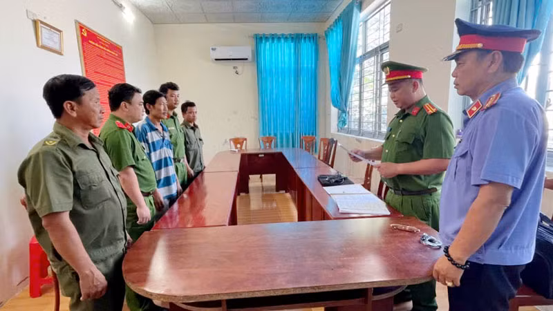 Cơ quan Cảnh sát điều tra Công an tỉnh Kiên Giang thi hành lệnh bắt bị can Nguyễn Quốc Hương (áo thun) để điều tra về hành vi lừa đảo chiếm đoạt tài sản. Cơ quan Cảnh sát điều tra Công an tỉnh Kiên Giang thi hành lệnh bắt bị can Nguyễn Quốc Hương (áo thun) để điều tra về hành vi lừa đảo chiếm đoạt tài sản.