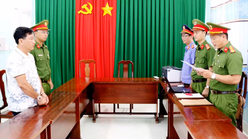 Cơ quan chức năng tống đạt các quyết định khởi tố vụ án, khởi tố bị can và thi hành lệnh bắt, khám xét đối với Nguyễn Quan Nhựt. Cơ quan chức năng tống đạt các quyết định khởi tố vụ án, khởi tố bị can và thi hành lệnh bắt, khám xét đối với Nguyễn Quan Nhựt.
