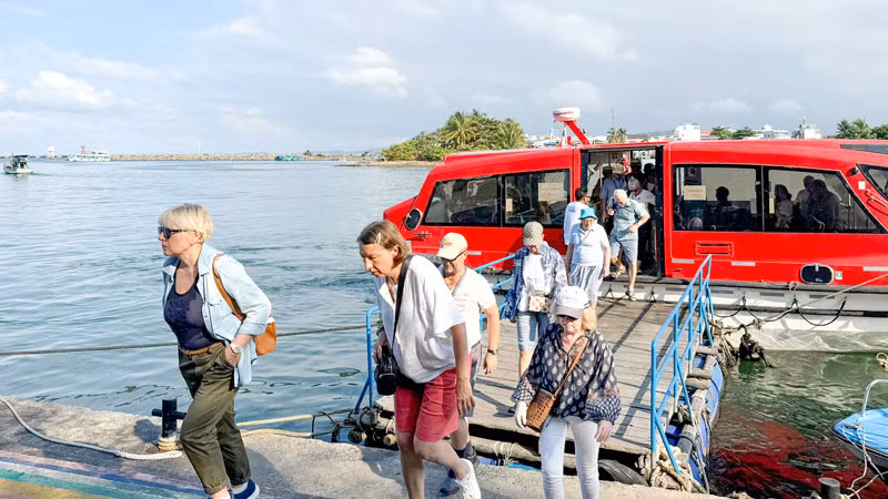 Du khách đến Phú Quốc.
