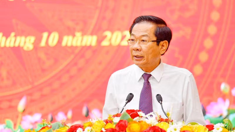 Bí thư Tỉnh ủy Kiên Giang Đỗ Thanh Bình phát biểu tại buổi lễ trao Huy hiệu Đảng. Bí thư Tỉnh ủy Kiên Giang Đỗ Thanh Bình phát biểu tại buổi lễ trao Huy hiệu Đảng.