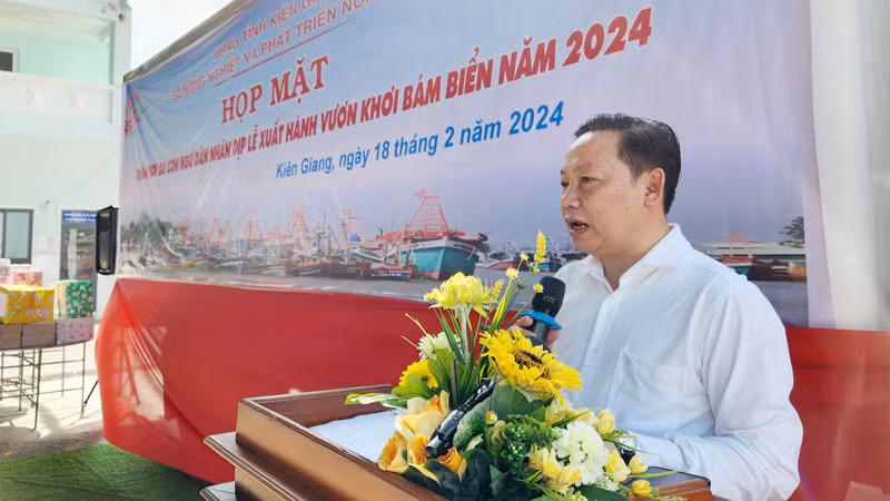 Giám đốc Sở Nông nghiệp và Phát triển nông thôn tỉnh Kiên Giang Lê Hữu Toàn phát biểu động viên ngư dân.