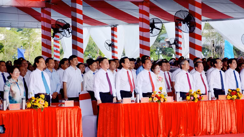 Các đại biểu thực hiện nghi thức chào cờ tại Lễ khánh thành Tượng đài Bác Hồ. Các đại biểu thực hiện nghi thức chào cờ tại Lễ khánh thành Tượng đài Bác Hồ.