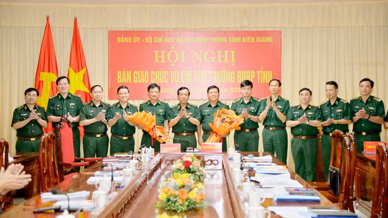 Trung tướng Lê Đức Thái trao quyết định và tặng hoa chúc mừng Đại tá Phạm Văn Thắng (người cầm hoa bên phải) và Đại tá Võ Văn Sử (người cầm hoa bên trái). 