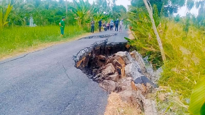 Đoạn giao thông bị sạt lở ở vùng đệm U Minh Thượng.