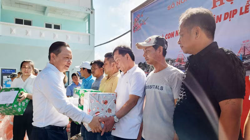 Lãnh đạo Sở Nông nghiệp và Phát triển nông thôn tỉnh Kiên Giang tặng quà cho ngư dân nhân dịp xuất hành vươn khơi bám biển đầu Xuân 2024. 