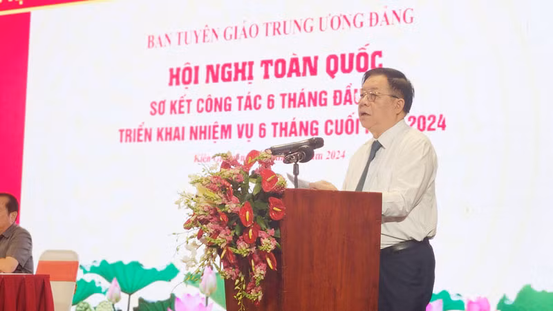 Đồng chí Nguyễn Trọng Nghĩa phát biểu chỉ đạo.