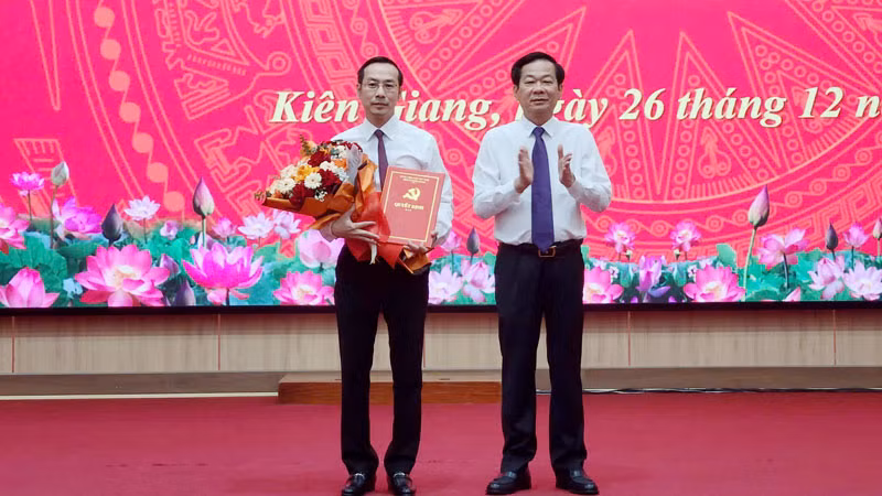 Ủy viên Trung ương Đảng, Bí thư Tỉnh ủy Kiên Giang Đỗ Thanh Bình trao quyết định của Ban Bí thư chuẩn y đồng chí Nguyễn Thanh Nhàn, Phó Chủ tịch Ủy ban nhân dân tỉnh Kiên Giang giữ chức Phó Bí thư Tỉnh ủy Kiên Giang nhiệm kỳ 2020-2025.