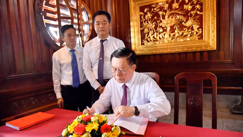 Đồng chí Nguyễn Trọng Nghĩa viết cảm tưởng vào sổ lưu niệm tại Đền thờ Chủ tịch Hồ Chí Minh. Đồng chí Nguyễn Trọng Nghĩa viết cảm tưởng vào sổ lưu niệm tại Đền thờ Chủ tịch Hồ Chí Minh.