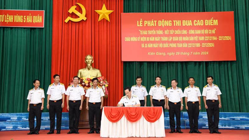Thủ trưởng Bộ Tư lệnh Vùng 5 Hải quân ký xác nhận giao ước thi đua giữa các cơ quan, đơn vị.