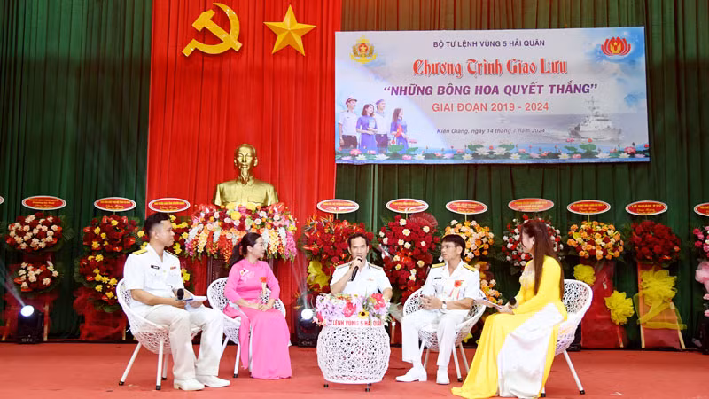 Các đại biểu tham dự chương trình giao lưu “Những bông hoa Quyết thắng”.