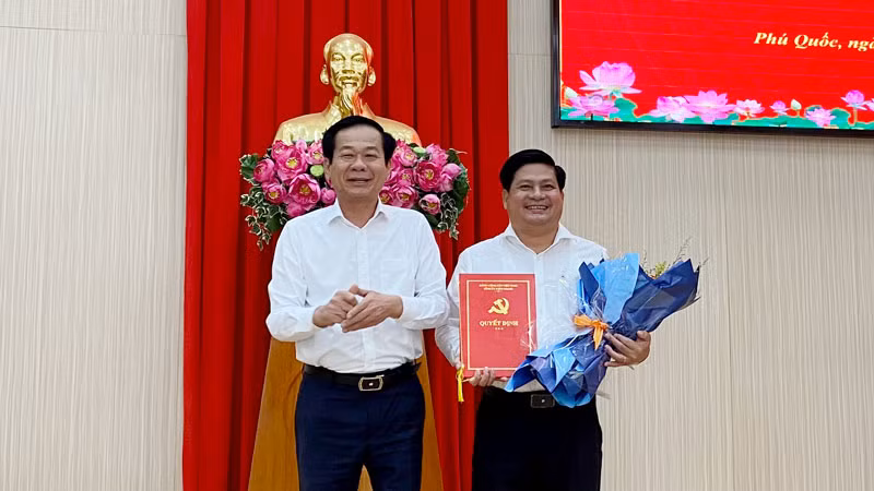 Bí thư Tỉnh ủy Kiên Giang Đỗ Thanh Bình trao quyết định cho ông Tống Phước Trường.