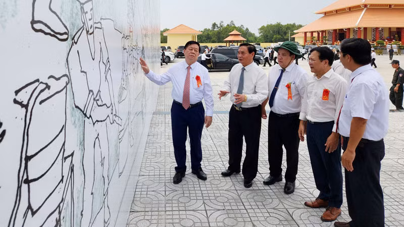 Đồng chí Nguyễn Trọng Nghĩa xem phù điêu tạc tại Khu chứng tích chiến tranh rừng tràm Bang Biện Phú và Đền thờ anh hùng liệt sĩ, người có công của huyện Vĩnh Thuận.
