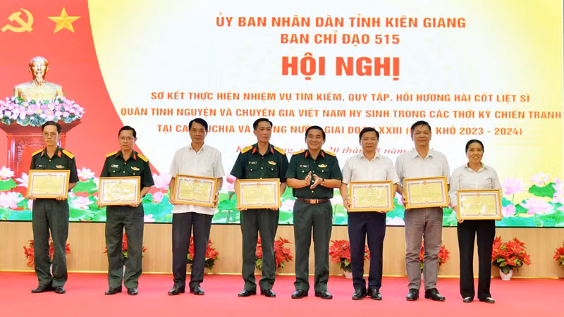 Lãnh đạo Bộ Chỉ huy quân sự tỉnh Kiên Giang trao bằng khen của Ủy ban nhân dân tỉnh cho các tập thể, cá nhân có thành tích xuất sắc trong công tác tìm kiếm, quy tập hài cốt liệt sĩ mùa khô 2023-2024.