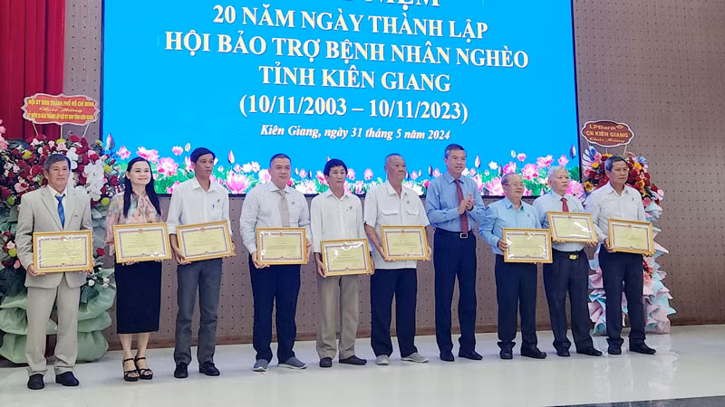 Lãnh đạo tỉnh Kiên Giang tặng bằng khen cho các tập thể, cá nhân có thành tích trong vận động đóng góp thực hiện công tác an sinh xã hội trên địa bàn tỉnh Kiên Giang giai đoạn (2003-2023). 