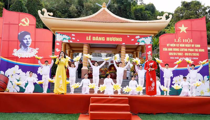 Tiết mục văn nghệ tại Lễ dâng hương.