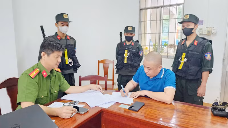 Khám xét nơi ở của bị can Tửa, cơ quan công an thu giữ nhiều tài liệu phục vụ công tác điều tra.