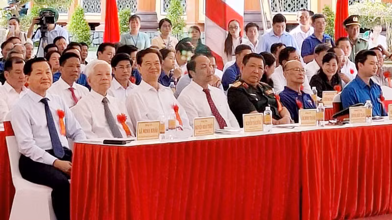 Phó Thủ tướng Chính phủ Lê Minh Khái (bìa trái), cùng lãnh đạo các bộ, ban, ngành Trung ương và địa phương dự lễ khánh thành Đền thờ anh hùng Liệt sỹ, lực lượng vũ trang nhân dân và thanh niên xung phong hy sinh trên Tuyến đường 1C tại huyện Giang Thành. Phó Thủ tướng Chính phủ Lê Minh Khái (bìa trái), cùng lãnh đạo các bộ, ban, ngành Trung ương và địa phương dự lễ khánh thành Đền thờ anh hùng Liệt sỹ, lực lượng vũ trang nhân dân và thanh niên xung phong hy sinh trên Tuyến đường 1C tại huyện Giang Thành.