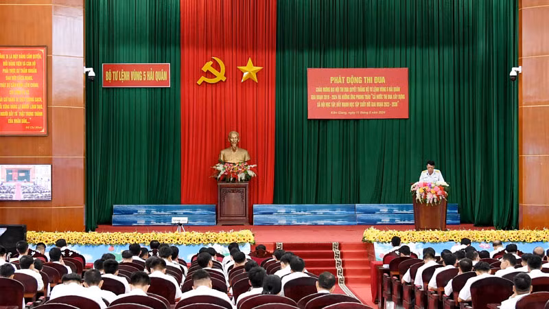Quang cảnh Lễ phát động thi đua ở khối cơ quan Bộ Tư lệnh Vùng 5 Hải quân.