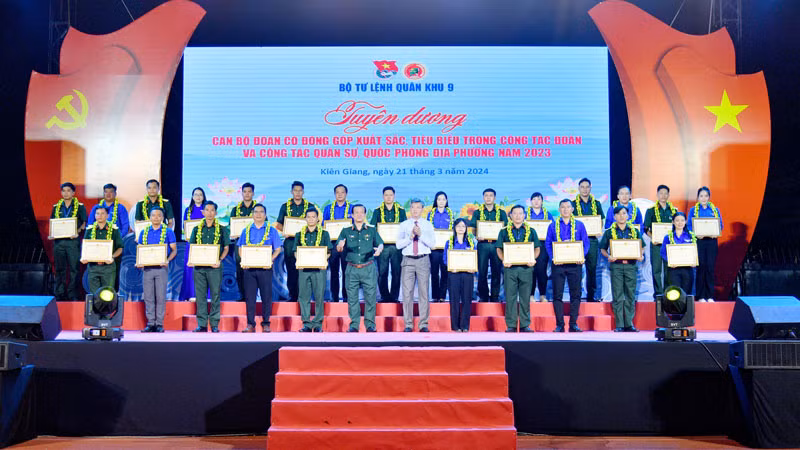 Ban tổ chức tuyên dương 25 cán bộ Đoàn Thanh niên thuộc lực lượng vũ trang Quân khu 9. Ban tổ chức tuyên dương 25 cán bộ Đoàn Thanh niên thuộc lực lượng vũ trang Quân khu 9.