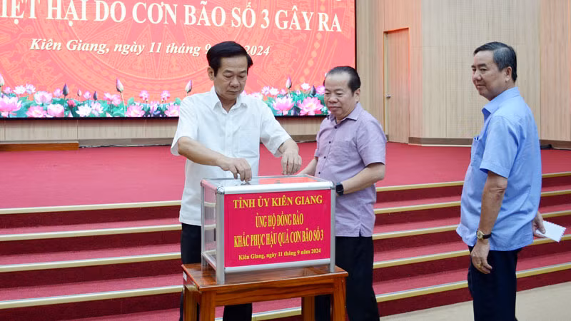 Ủy viên Trung ương Đảng, Bí thư Tỉnh ủy Kiên Giang Đỗ Thanh Bình và Thường trực Tỉnh ủy Kiên Giang ủng hộ đồng bào các địa phương phía bắc bị thiệt hại sau bão số 3.
