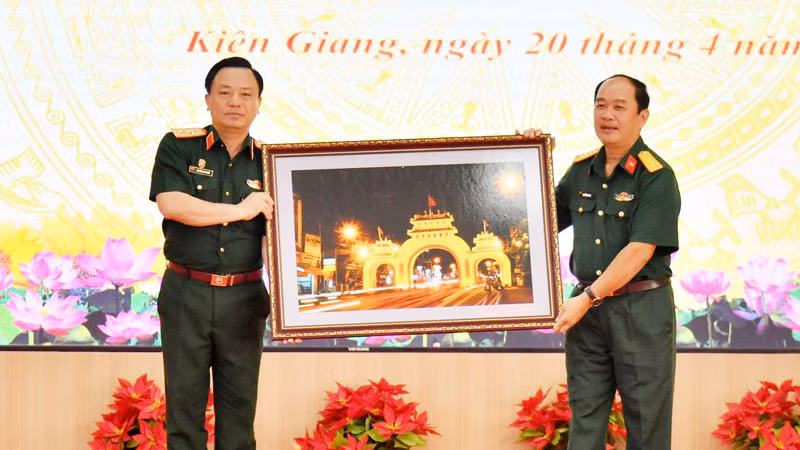 Lãnh đạo Bộ Chỉ huy quân sự tỉnh Kiên Giang tặng quà lưu niệm cho Học viện Quốc phòng. Lãnh đạo Bộ Chỉ huy quân sự tỉnh Kiên Giang tặng quà lưu niệm cho Học viện Quốc phòng.