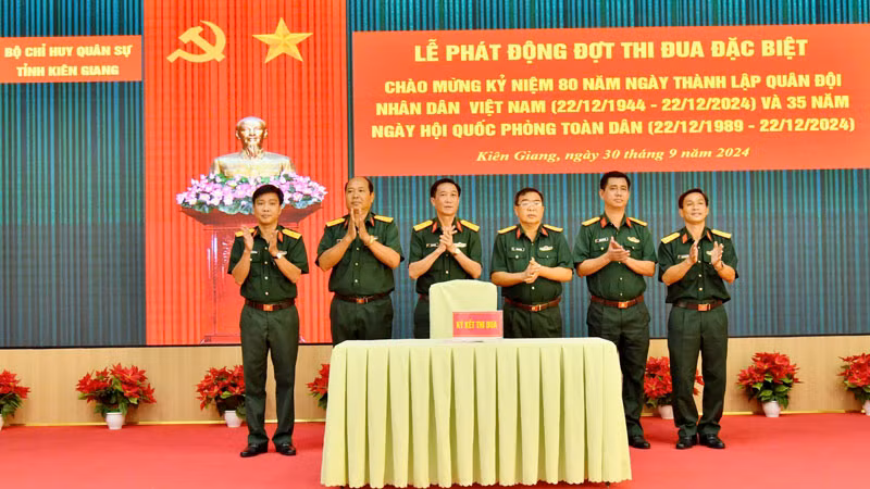 Cơ quan các phòng: Tham mưu, Chính trị và Hậu cần-Kỹ thuật, thuộc Bộ Chỉ huy quân sự tỉnh Kiên Giang đã ký kết giao ước thi đua. 
