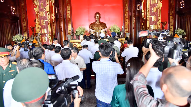 Các đại biểu dâng hương tại Đền thờ Chủ tịch Hồ Chí Minh. Các đại biểu dâng hương tại Đền thờ Chủ tịch Hồ Chí Minh.