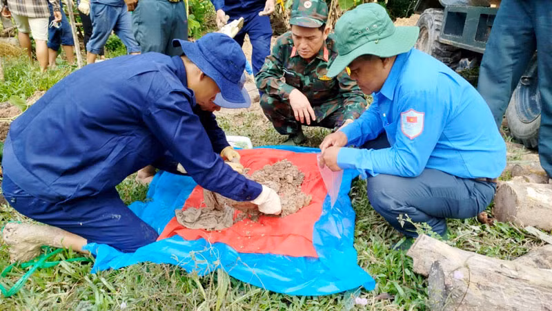 Đội K92 tiến hành cất bốc và quy tập hài cốt liệt sĩ.