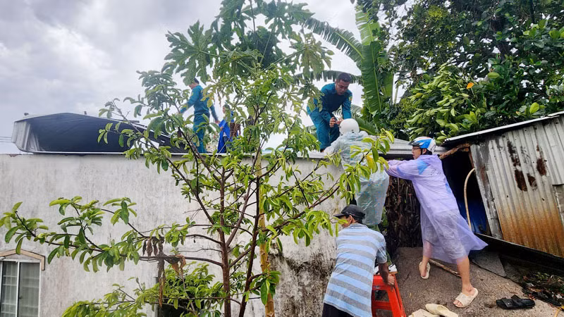 Kiên Giang: Lốc xoáy làm tốc mái 5 căn nhà, chìm 4 ghe biển và chết 1 ngư dân 