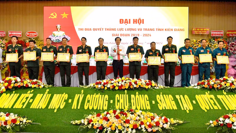 Ủy viên Trung ương Đảng, Bí thư Tỉnh ủy Kiên Giang Đỗ Thanh Bình trao Bằng khen cho các tập thể đạt thành tích xuất sắc trong phong trào Thi đua quyết thắng lực lượng vũ trang tỉnh Kiên Giang giai đoạn 2019-2024.