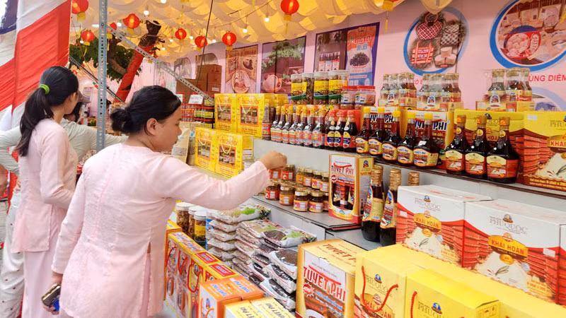 Nhân viên trưng bày sản phẩm OCOP.