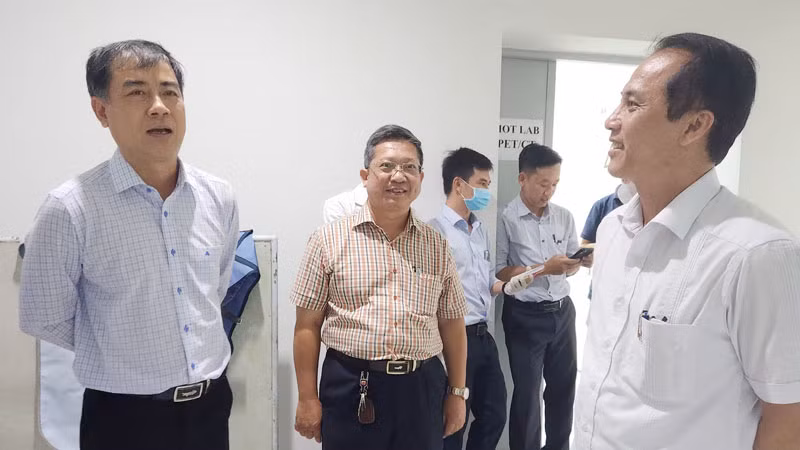 Các bác sĩ Bệnh viện Chợ Rẫy và Bệnh viện Ung bướu tỉnh Kiên Giang trao đổi trong quá trình chuyển giao công nghệ. Các bác sĩ Bệnh viện Chợ Rẫy và Bệnh viện Ung bướu tỉnh Kiên Giang trao đổi trong quá trình chuyển giao công nghệ.