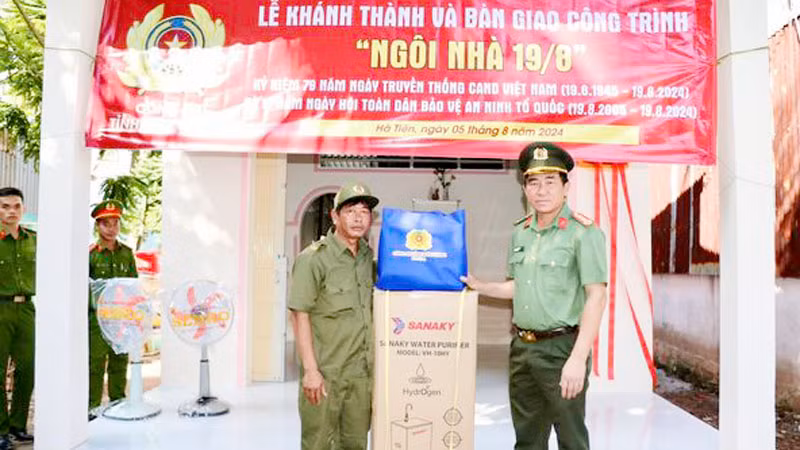 Lãnh đạo Công an tỉnh Kiên Giang tặng máy lọc nước cho thành viên tham gia lực lượng an ninh trật tự cơ sở có hoàn cảnh khó khăn tại buổi bàn giao nhà.