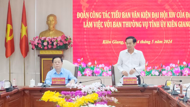 Lãnh đạo tỉnh Kiên Giang báo cáo tại buổi làm việc. Lãnh đạo tỉnh Kiên Giang báo cáo tại buổi làm việc.