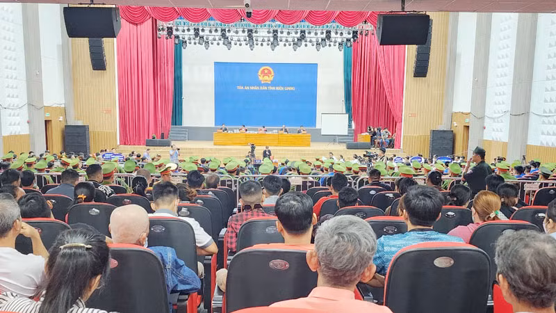Quang cảnh phiên tòa. Quang cảnh phiên tòa.