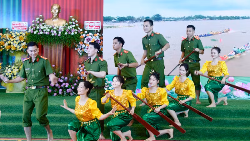 Văn nghệ tại Ngày hội toàn dân bảo vệ an ninh Tổ quốc năm 2024. 