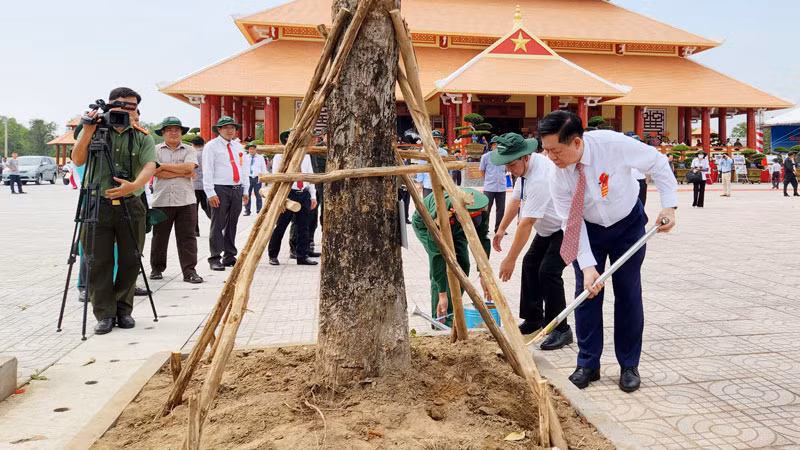 Đồng chí Nguyễn Trọng Nghĩa trồng cây lưu niệm tại Khu chứng tích chiến tranh rừng tràm Bang Biện Phú và Đền thờ anh hùng liệt sĩ, người có công của huyện Vĩnh Thuận.