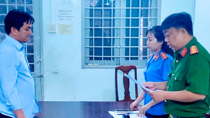 Cơ quan chức năng huyện Kiên Hải, tỉnh Kiên Giang tống đạt quyết định khởi tố vụ án, quyết định khởi tố bị can, lệnh cấm đi khỏi nơi cư trú đối với Nguyễn Thanh Liêm. 