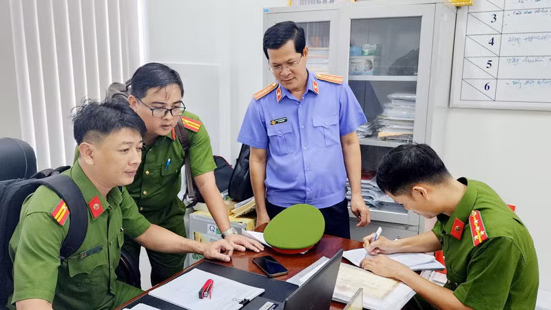Khám xét nơi làm việc của Hùng, cơ quan điều tra thu giữ nhiều tài liệu quan trọng. (Ảnh: VĂN VŨ) Khám xét nơi làm việc của Hùng, cơ quan điều tra thu giữ nhiều tài liệu quan trọng. (Ảnh: VĂN VŨ)