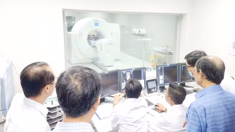 Các bác sĩ xem, phân tích kết quả thực hiện kỹ thuật chụp PET-CT. Các bác sĩ xem, phân tích kết quả thực hiện kỹ thuật chụp PET-CT.