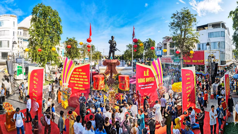 Lễ hội truyền thống kỷ niệm Anh hùng dân tộc Nguyễn Trung Trực hy sinh được tổ chức hàng năm tại tỉnh Kiên Giang.