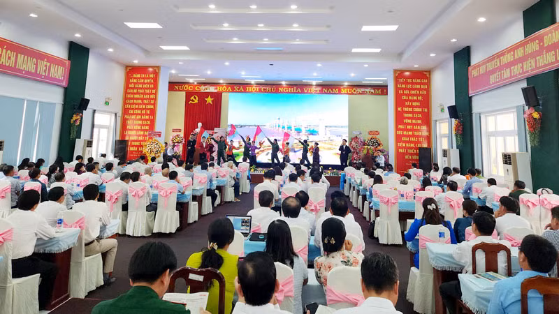 Tiết mục văn nghệ chào mừng tại mít-tinh.