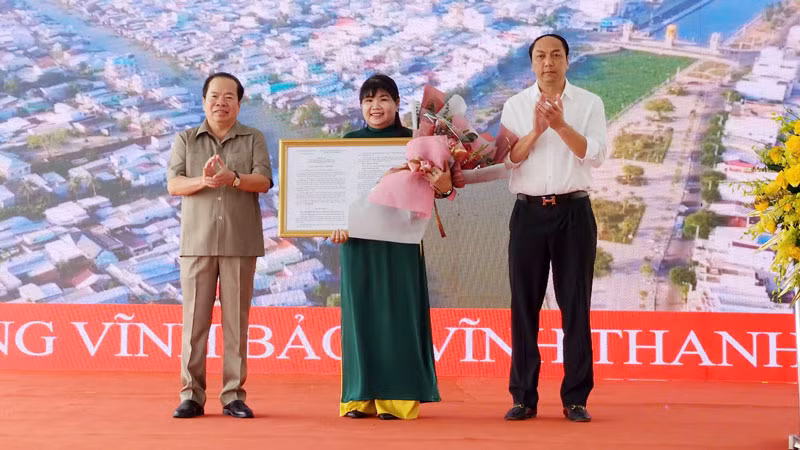 Lãnh đạo tỉnh Kiên Giang trao nghị quyết của Ủy ban Thường vụ Quốc hội cho lãnh đạo phường Vĩnh Thanh Vân. 