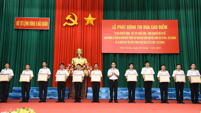 Chuẩn Đô đốc Nguyễn Hữu Thoan trao thưởng cho các tập thể, cá nhân có thành tích tốt trong tham gia diễn tập chỉ huy-tham mưu năm 2024.