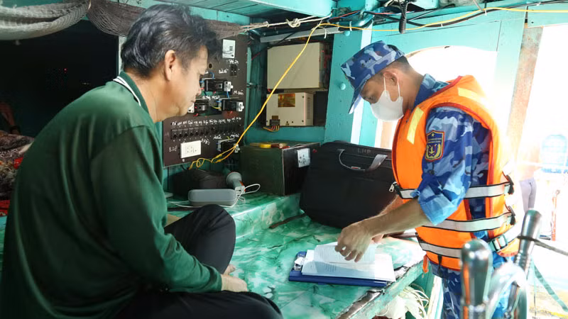Lực lượng Cảnh sát biển làm việc với thuyền trưởng tàu vi phạm.