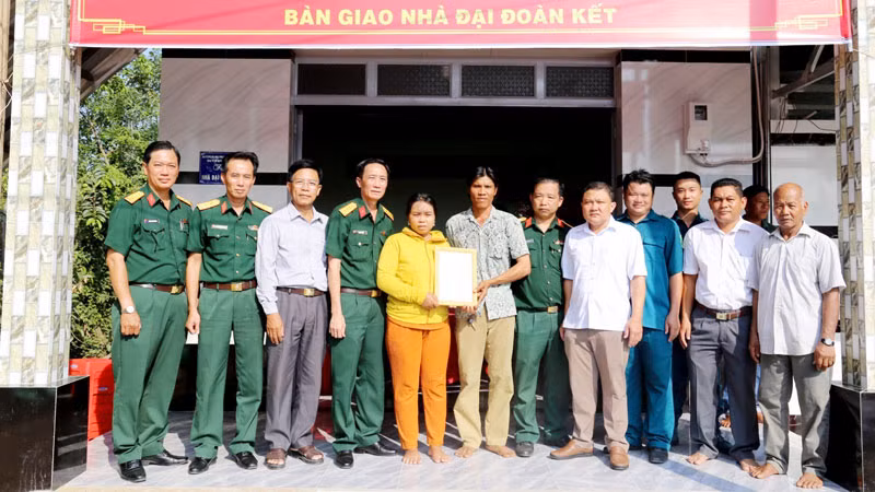 Ban tổ chức các hoạt động Tết quân-dân năm 2024 mừng Chôl Chnăm Thmây bàn giao nhà đại đoàn kết cho hộ đồng bào Khmer trên địa bàn xã An Minh Bắc.