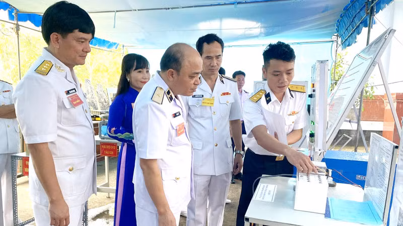 Các đại biểu tham quan gian trưng bày sản phẩm sáng kiến, cải tiến kỹ thuật.